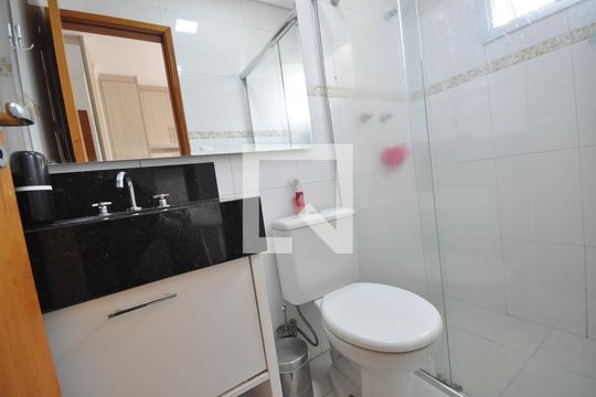 Banheiro do Quarto Suíte de casa de condomínio à venda com 2 quartos, 63m² em Vila Albertina, São Paulo
