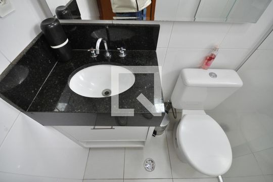 Banheiro do Quarto Suíte de casa de condomínio à venda com 2 quartos, 63m² em Vila Albertina, São Paulo