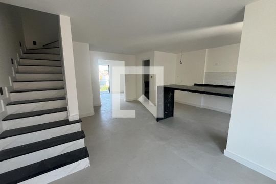 Casa à venda com 3 quartos, 188m² em Jardim Guanabara, Rio de Janeiro