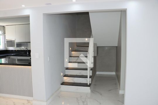 Escada de casa de condomínio para alugar com 4 quartos, 140m² em Jardim Belizário, Cotia