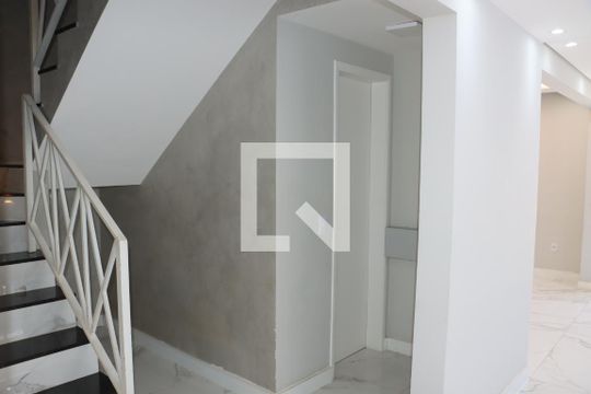 Escada de casa de condomínio para alugar com 4 quartos, 140m² em Jardim Belizário, Cotia