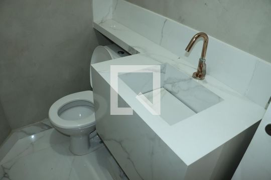 Lavabo de casa de condomínio para alugar com 4 quartos, 140m² em Jardim Belizário, Cotia