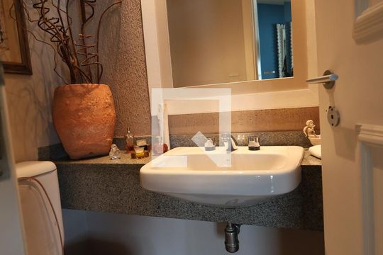 lavabo de apartamento para alugar com 2 quartos, 120m² em Real Parque, São Paulo