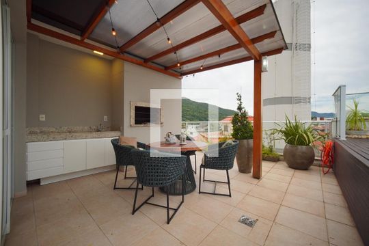 Varanda com espaço gourmet e piscina de apartamento para alugar com 3 quartos, 146m² em Canasvieiras, Florianópolis
