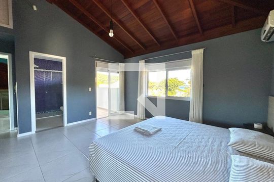 Suíte 1 de casa para alugar com 4 quartos, 330m² em Barra da Lagoa, Florianópolis