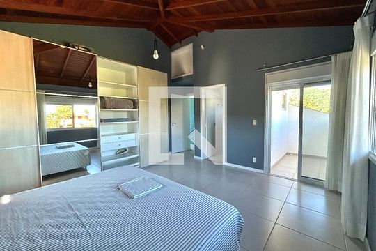 Suíte 1 de casa para alugar com 4 quartos, 330m² em Barra da Lagoa, Florianópolis