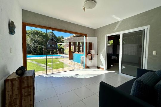 Sala 2 de casa para alugar com 4 quartos, 330m² em Barra da Lagoa, Florianópolis