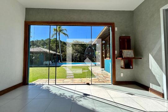 Sala 2 de casa para alugar com 4 quartos, 330m² em Barra da Lagoa, Florianópolis