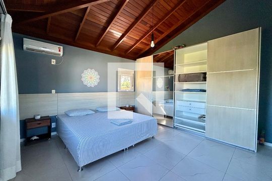 Suíte 1 de casa para alugar com 4 quartos, 330m² em Barra da Lagoa, Florianópolis