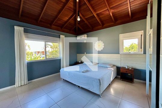 Suíte 1 de casa para alugar com 4 quartos, 330m² em Barra da Lagoa, Florianópolis