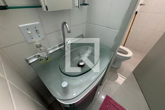 Banheiro de apartamento para alugar com 2 quartos, 62m² em Jardim Fanganiello, Ferraz de Vasconcelos