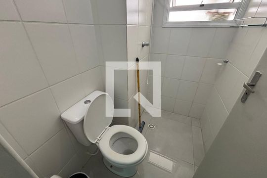 Banheiro de apartamento para alugar com 2 quartos, 62m² em Jardim Fanganiello, Ferraz de Vasconcelos