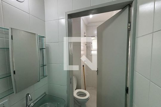 Banheiro de apartamento para alugar com 2 quartos, 62m² em Jardim Fanganiello, Ferraz de Vasconcelos