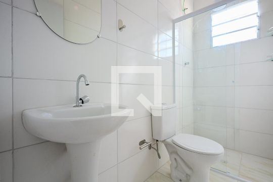 Banheiro de casa para alugar com 1 quarto, 31m² em Vila Pirajussara, São Paulo