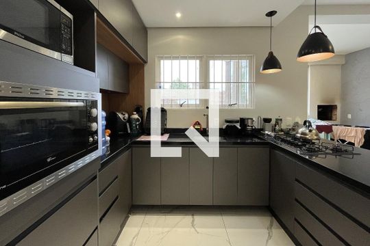 Casa à venda com 4 quartos, 400m² em Camaquã, Porto Alegre