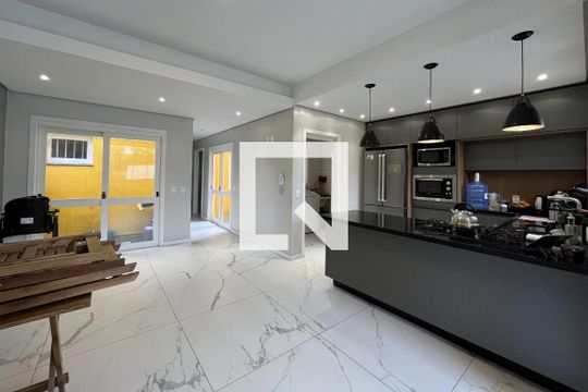 Casa à venda com 4 quartos, 400m² em Camaquã, Porto Alegre