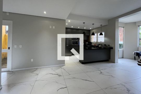 Casa à venda com 4 quartos, 400m² em Camaquã, Porto Alegre