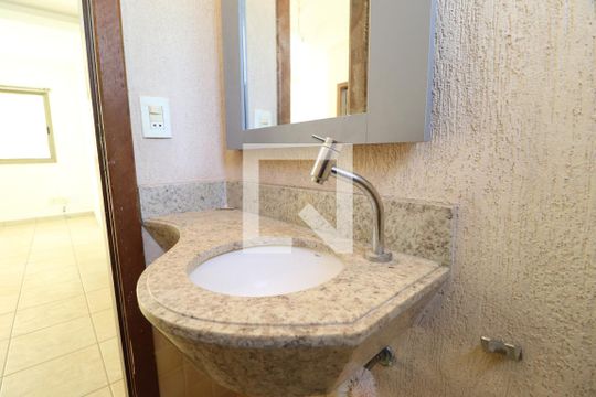 Lavabo de apartamento para alugar com 4 quartos, 72m² em Santa Maria, Uberlândia
