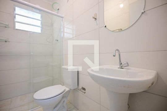 Banheiro de casa para alugar com 1 quarto, 32m² em Vila Pirajussara, São Paulo