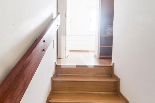 Escada de casa de condomínio à venda com 3 quartos, 160m² em Residencial Dois (tambore), Santana de Parnaíba
