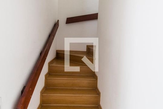 Escada de casa de condomínio à venda com 3 quartos, 160m² em Residencial Dois (tambore), Santana de Parnaíba