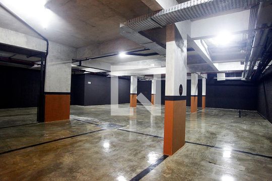 Área Comum - Garagem (01 vaga - rotativo) de kitnet/studio à venda com 1 quarto, 47m² em Moinhos de Vento, Porto Alegre