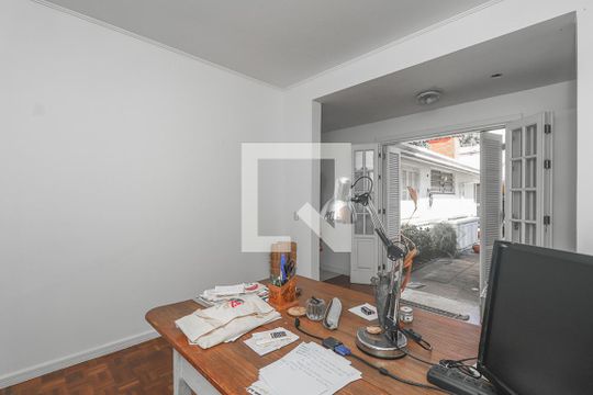 Escritório de casa para alugar com 3 quartos, 232m² em Chácara das Pedras, Porto Alegre
