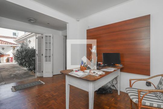 Escritório de casa para alugar com 3 quartos, 232m² em Chácara das Pedras, Porto Alegre