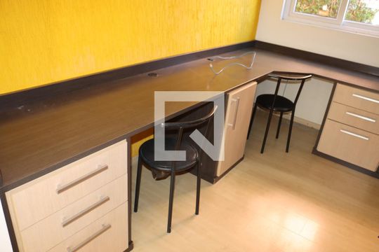 Casa de Condomínio para alugar com 4 quartos, 270m² em Jardim Barbacena, Cotia