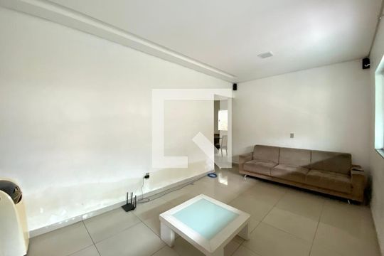 Casa para alugar com 3 quartos, 300m² em Niteroi, Betim