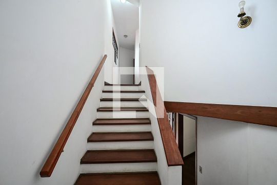 Escada de casa à venda com 3 quartos, 200m² em Parque Assuncao, Taboão da Serra