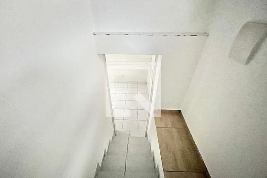 Escada de casa para alugar com 1 quarto, 40m² em Vila Diva, São Paulo