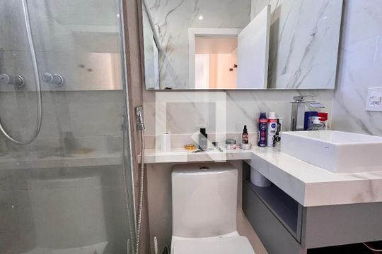 Banheiro  de kitnet/studio para alugar com 1 quarto, 35m² em Copacabana, Rio de Janeiro