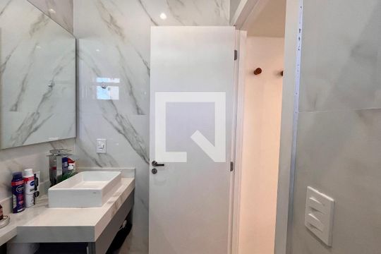 Banheiro  de kitnet/studio para alugar com 1 quarto, 35m² em Copacabana, Rio de Janeiro