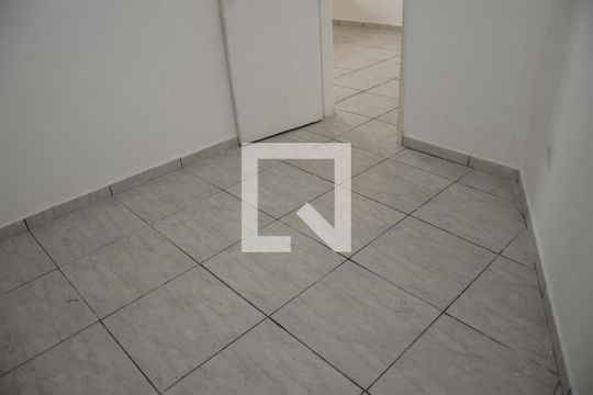 Quarto de casa para alugar com 2 quartos, 45m² em Jardim Florida, Embu das Artes