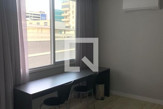 Sala/Quarto de apartamento para alugar com 1 quarto, 40m² em Centro Histórico, Porto Alegre
