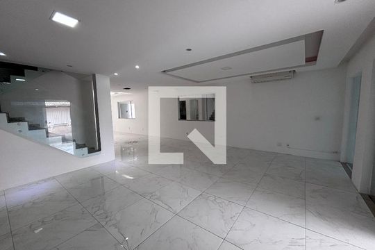 Sala de casa de condomínio para alugar com 4 quartos, 329m² em Recreio dos Bandeirantes, Rio de Janeiro