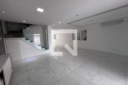 Sala de casa de condomínio para alugar com 4 quartos, 329m² em Recreio dos Bandeirantes, Rio de Janeiro