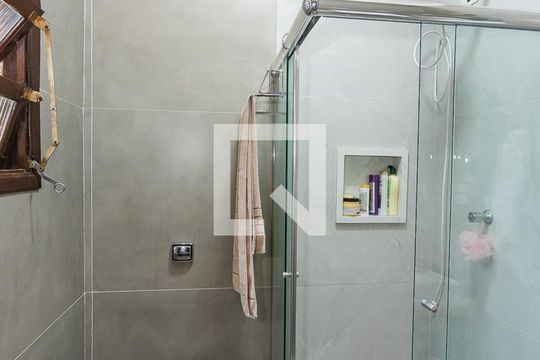 Banheiro suite de casa à venda com 3 quartos, 300m² em Vila Serralheiro, São Paulo