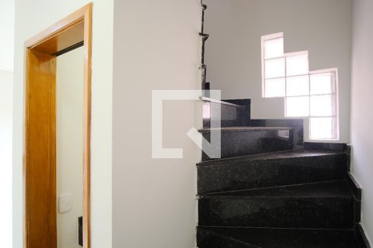 Escada de casa de condomínio para alugar com 2 quartos, 65m² em Vila Carrão, São Paulo