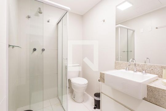 Banheiro de kitnet/studio para alugar com 1 quarto, 38m² em Indianópolis, São Paulo