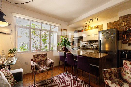 Sala de apartamento à venda com 2 quartos, 65m² em Petrópolis, Porto Alegre