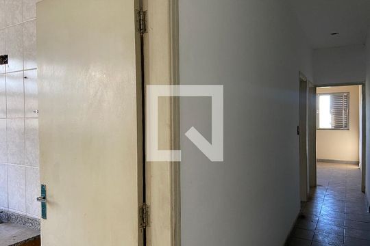 Corredor de casa à venda com 4 quartos, 250m² em Km 18, Osasco