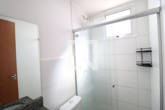 Banheiro do Quarto 1 de apartamento para alugar com 2 quartos, 48m² em Jardim Holanda, Uberlândia