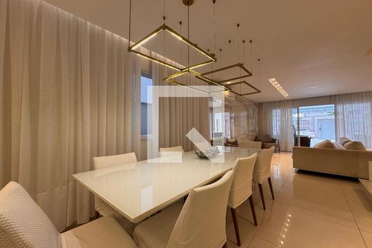 Sala de casa de condomínio para alugar com 4 quartos, 490m² em Recreio dos Bandeirantes, Rio de Janeiro