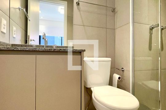 Banheiro de kitnet/studio para alugar com 1 quarto, 23m² em Pinheiros, São Paulo
