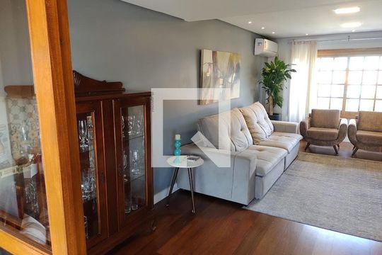 Sala de casa à venda com 3 quartos, 350m² em Espírito Santo, Porto Alegre