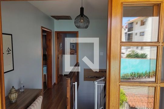 Sala de casa à venda com 3 quartos, 350m² em Espírito Santo, Porto Alegre