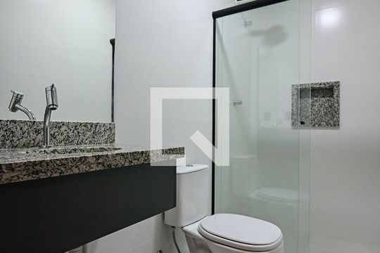 Banheiro de kitnet/studio para alugar com 1 quarto, 32m² em Lapa de Baixo, São Paulo