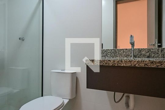Banheiro de kitnet/studio para alugar com 1 quarto, 28m² em Lapa de Baixo, São Paulo